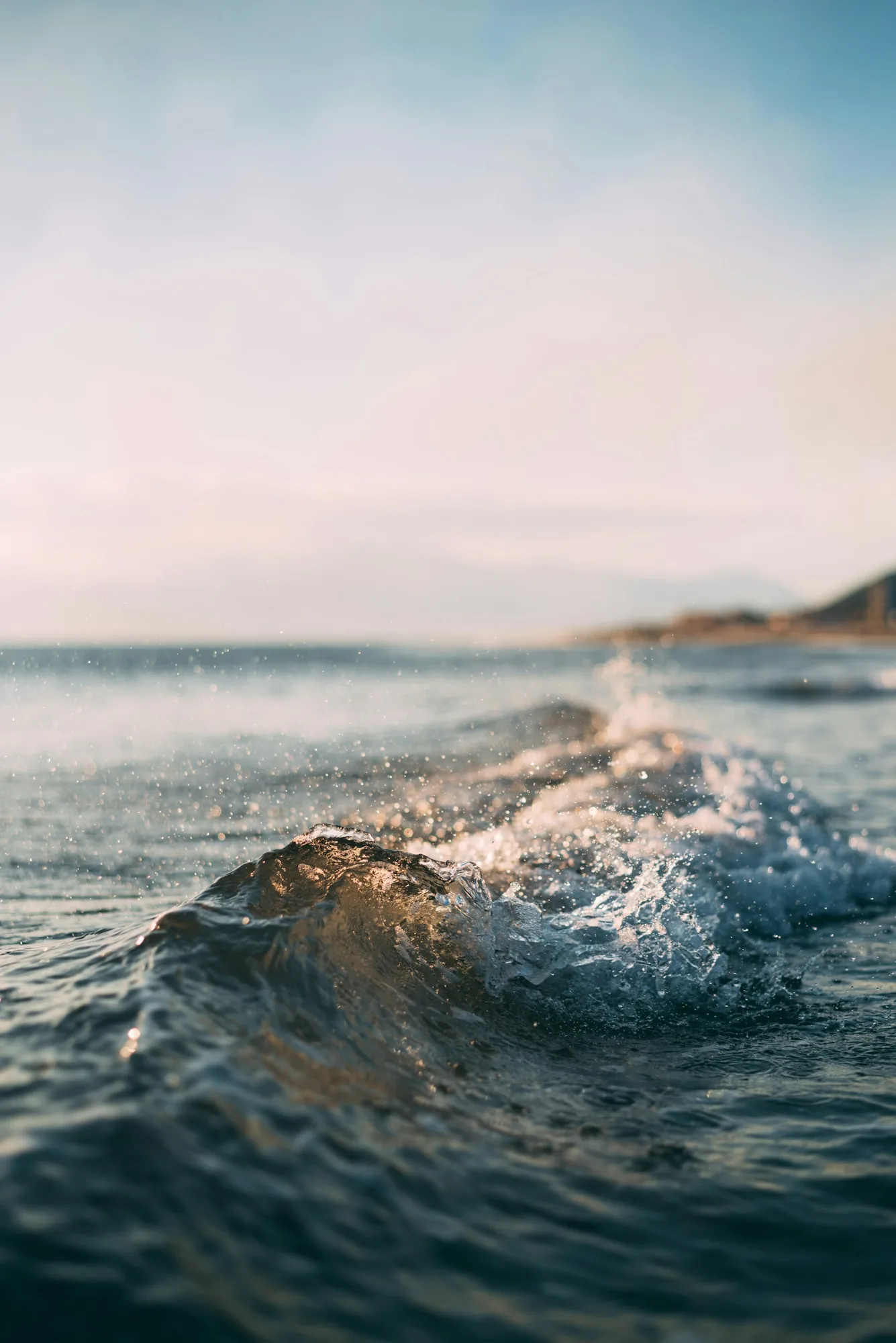 海浪翻涌，水面泛着清晨的微光