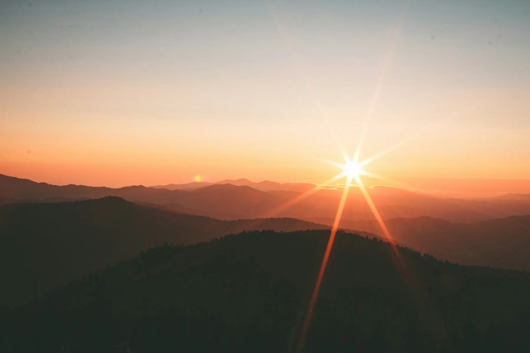 夕阳落在连绵山脊上